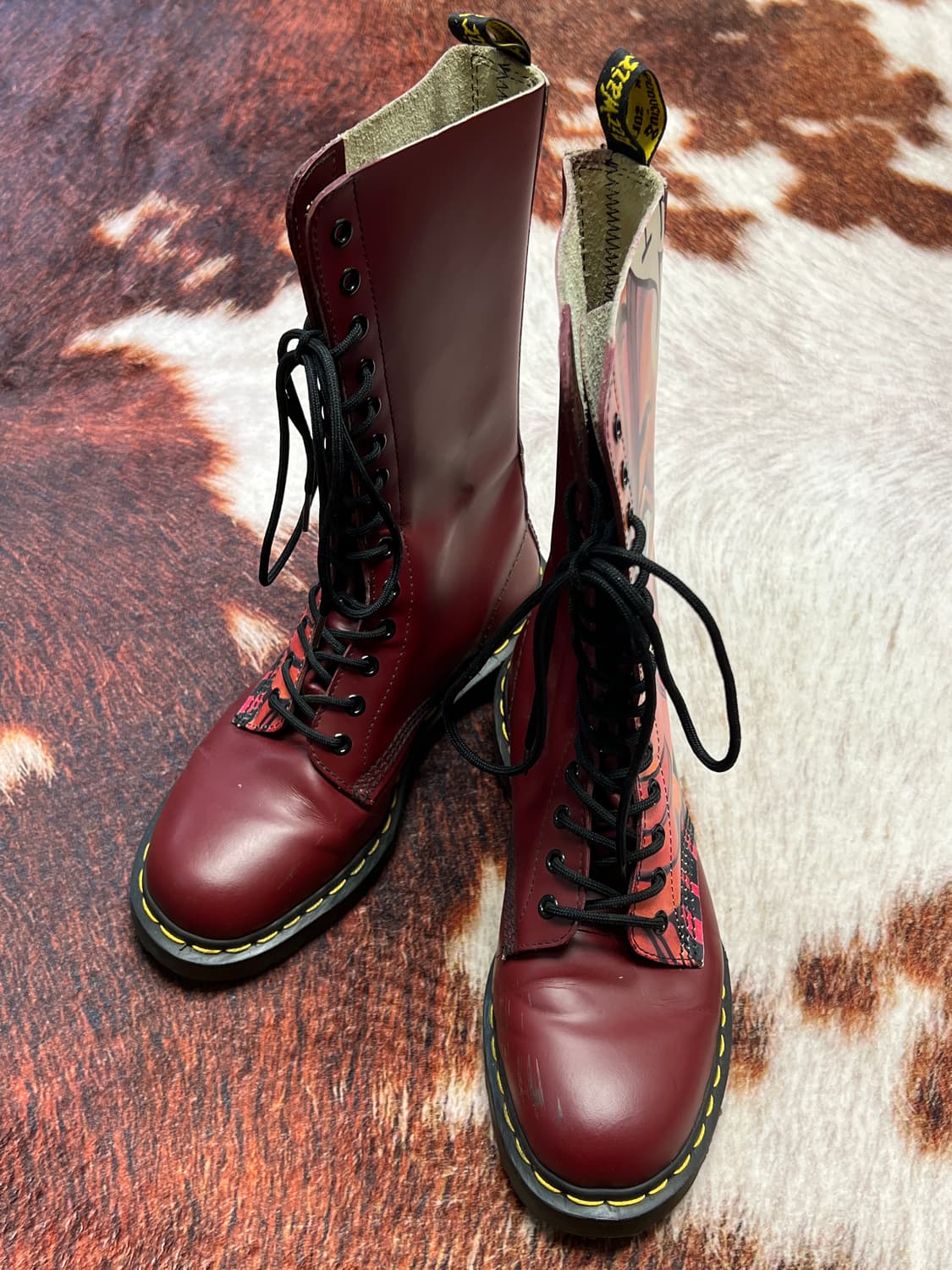 [UK7] 닥터마틴 MIE 14홀 체리레드 아트워크 부츠  상품이미지3