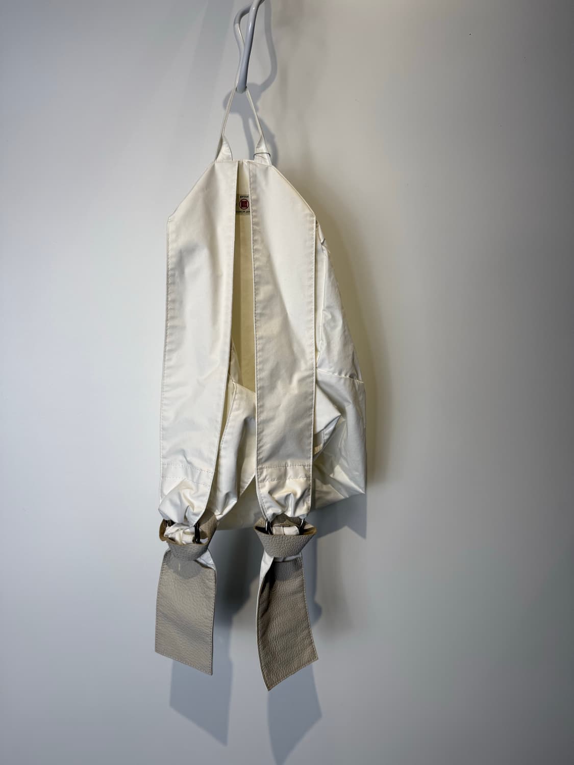 Yorozu 요로주 화이트 레더 디테일 백팩 상품이미지2