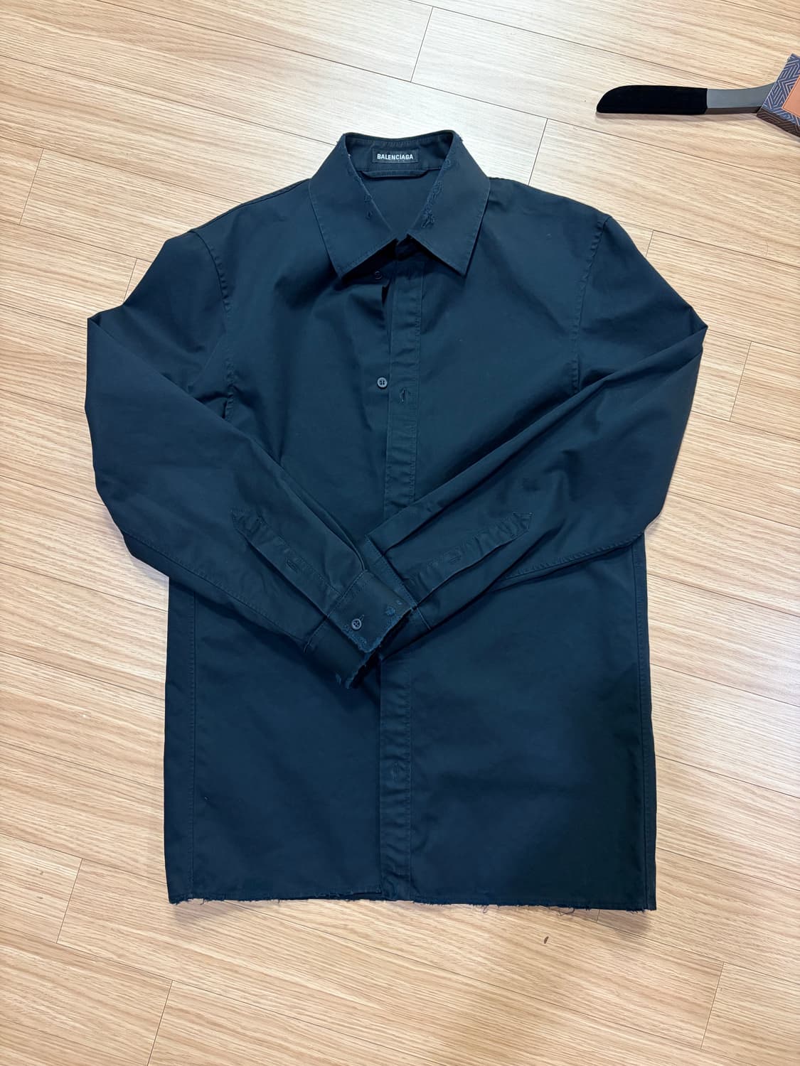 (L/38) 발렌시아가 디스 셔츠 블랙 상품이미지1