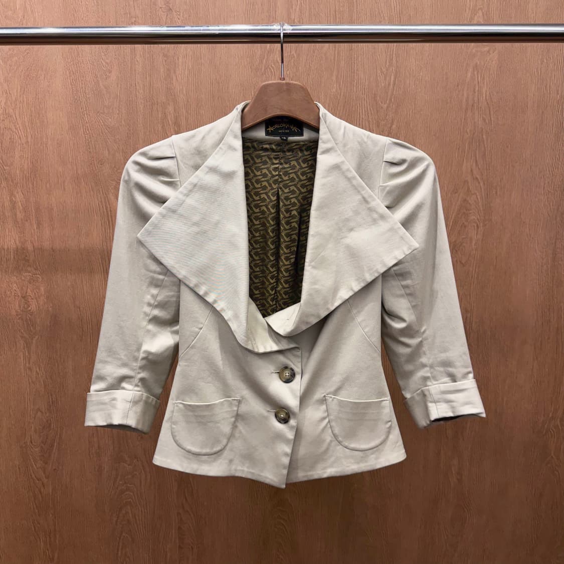 비비안 웨스트우드 자켓 드레이프 숄 카라 숄더 셔링 디테일 슬림핏 베이지 상품이미지2