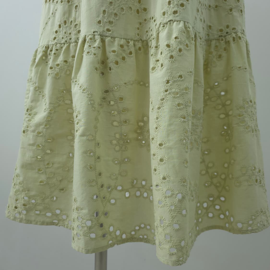 GU 라이트그린 자수 펀칭 티어드 스커트 상품이미지5
