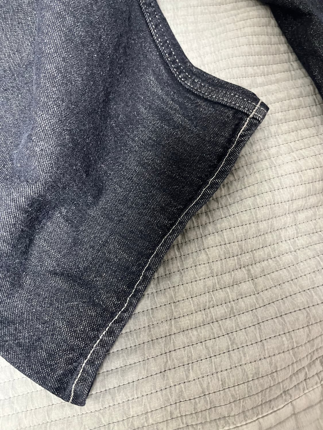 그라프페이퍼 컬러패스트 데님 투턱 팬츠 흑청 3 상품이미지4