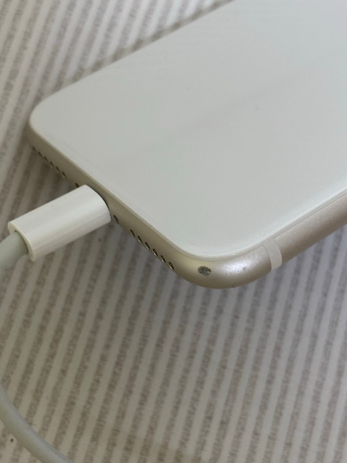 애플 아이폰 se3 64GB (배터리 84%) 화이트 정상 작동 상품이미지4