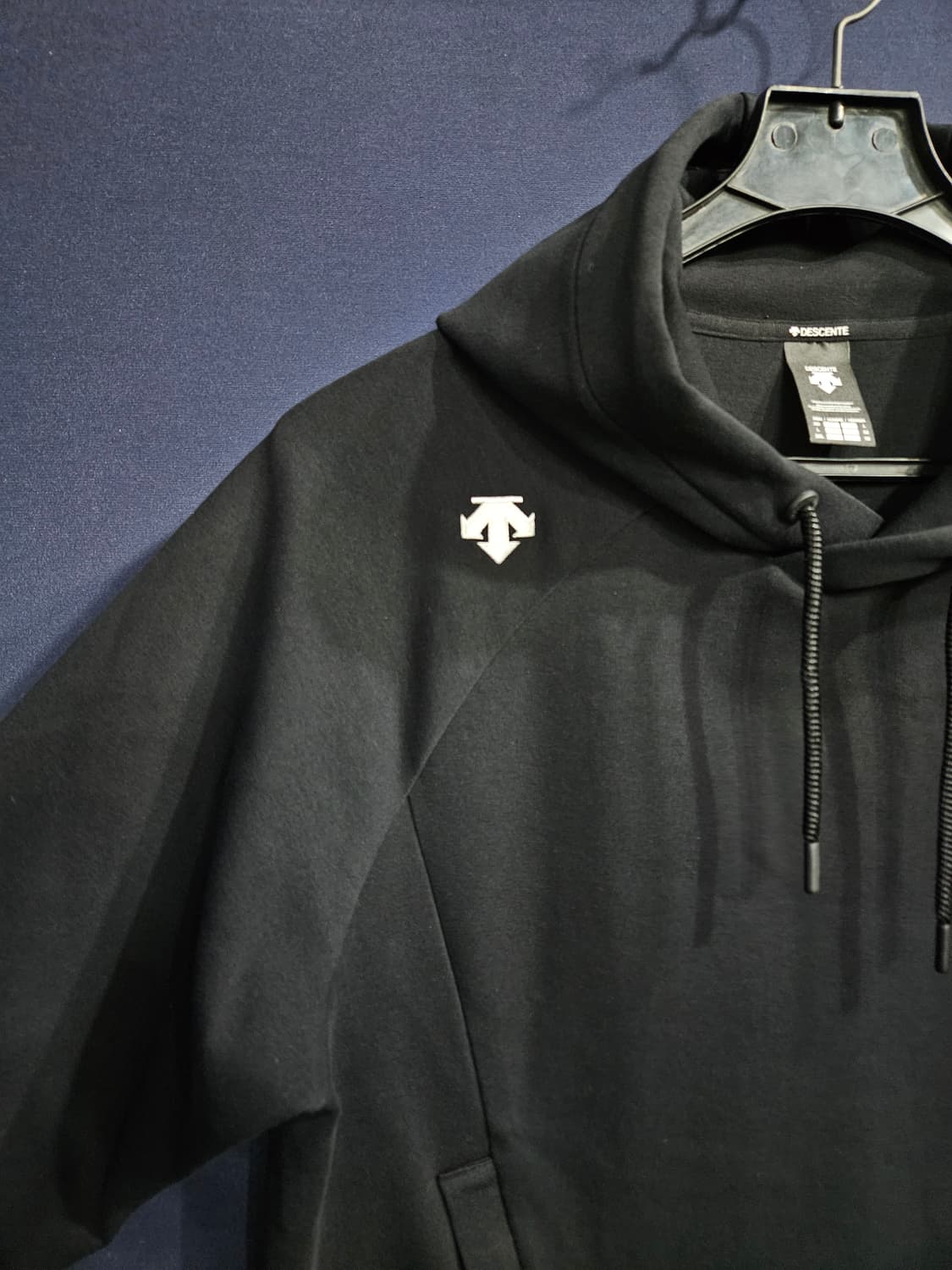 데상트 자수 블랙 남성 105~110 포켓 후드티  상품이미지4