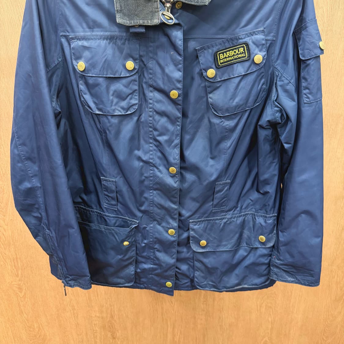 바버 필드 자켓 코듀로이 카라 골드 버튼 포켓 로고 패치 디테일 네이비 상품이미지5