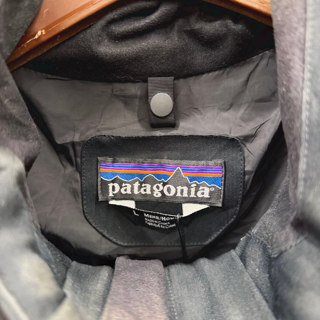 파타고니아 후드 아웃도어 자켓 로고 패치 지퍼 포켓 절개 디테일 블랙 상품이미지6