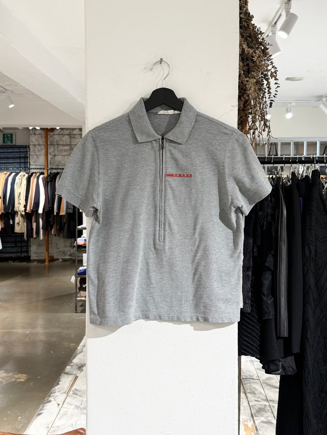 프라다 그레이 코튼 반집업 하프 pk 셔츠 상품이미지1