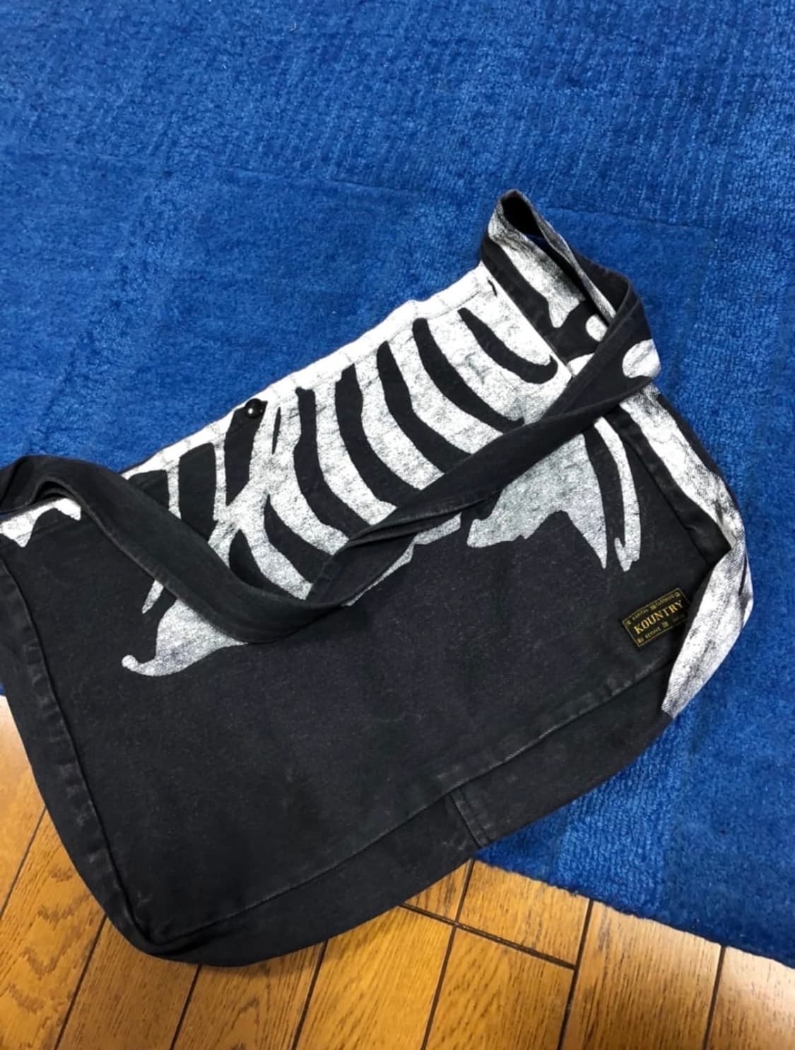 [OS] 캐피탈 14온스 데님 본프린트 북백 | 착샷 o 상품이미지2