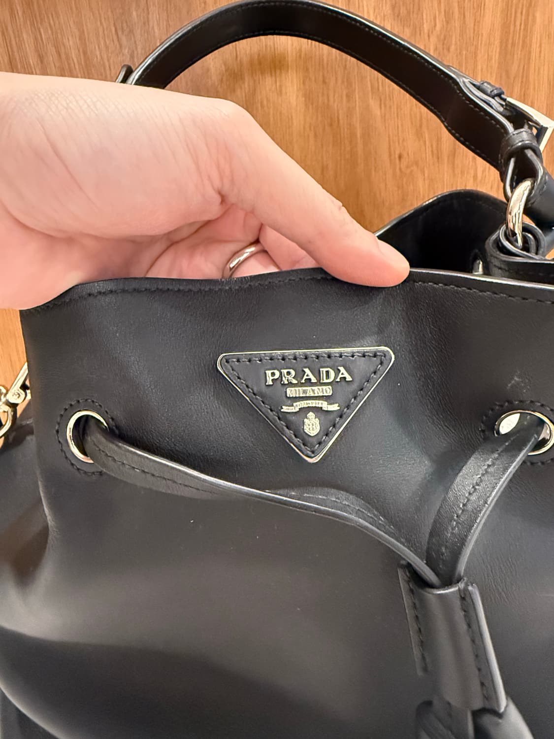 PRADA BR5069 블랙 레더 버킷 테슬 토트백 상품이미지5