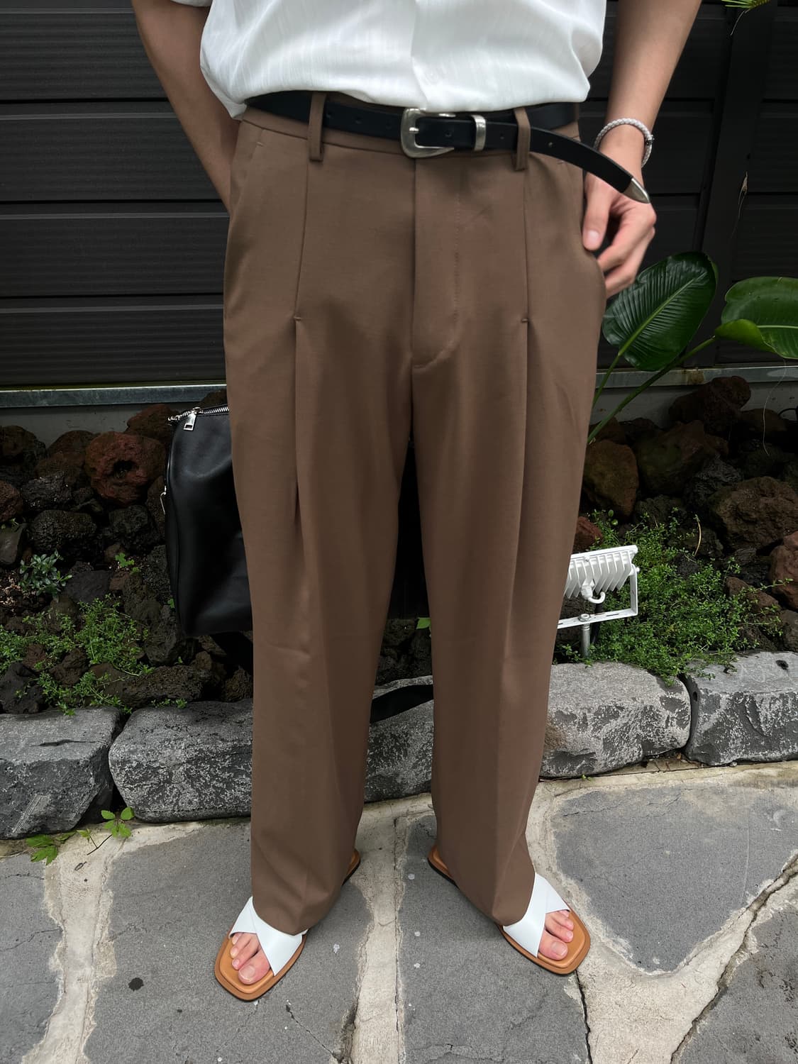 딥 브라운 핀턱 와이드 슬랙스 상품이미지1