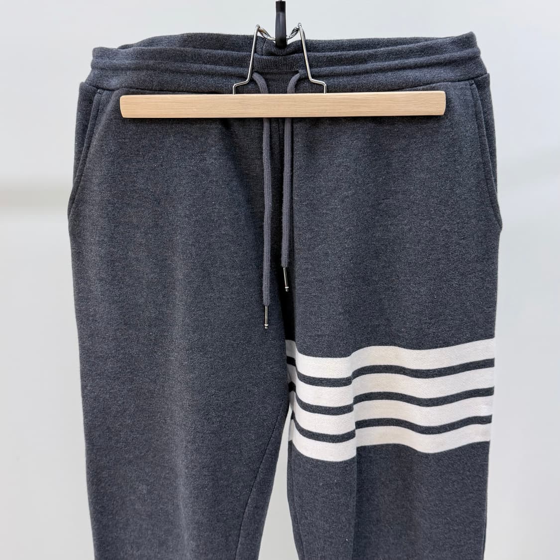 [S+급/1] 톰브라운 사선완장 트레이닝 조거팬츠 바지 다크그레이 상품이미지3