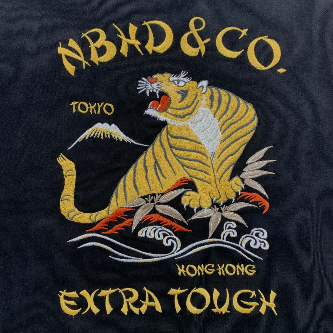 네이버후드 후즈 홍콩 8주년 기념 타이거 자수 후드티 블랙 상품이미지3