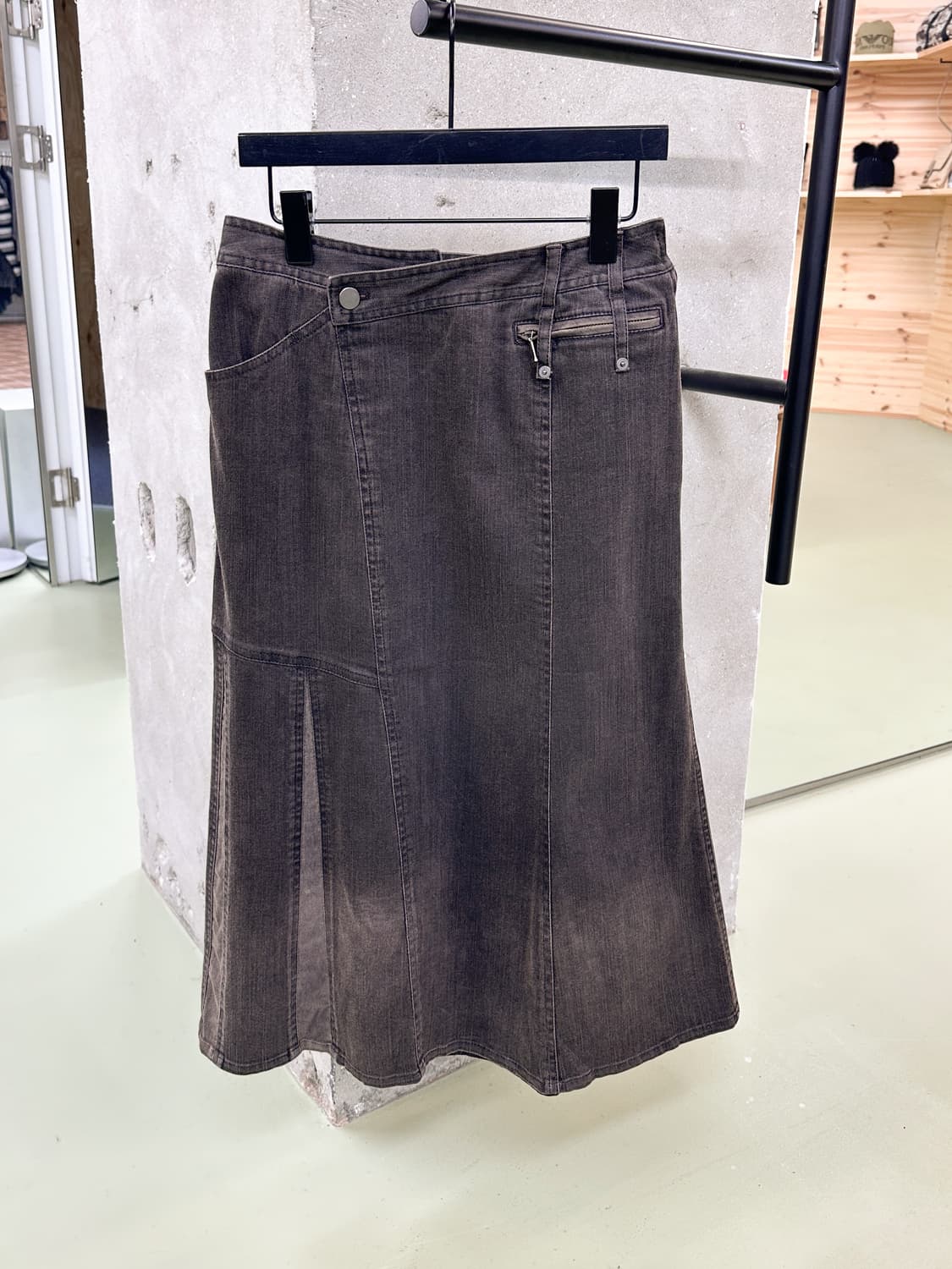 brown unblanced detail denim skirt 상품이미지3