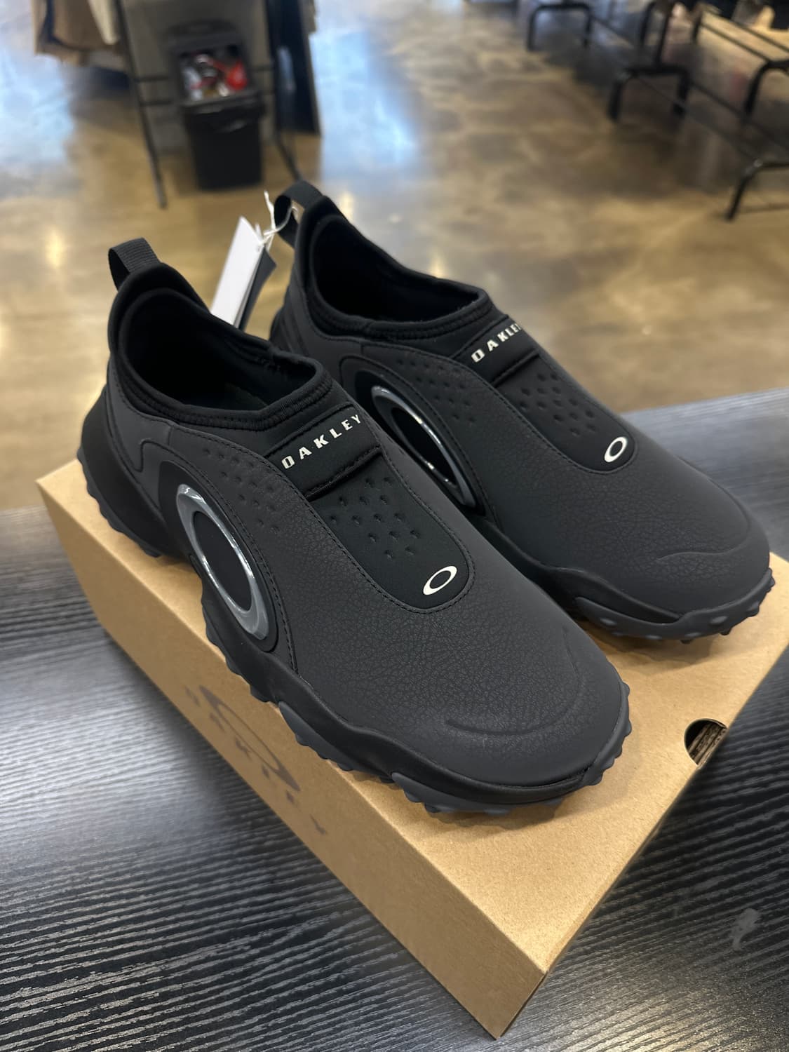 (새상품)오클리 엣지 아이콘 블랙아웃 270 상품이미지1