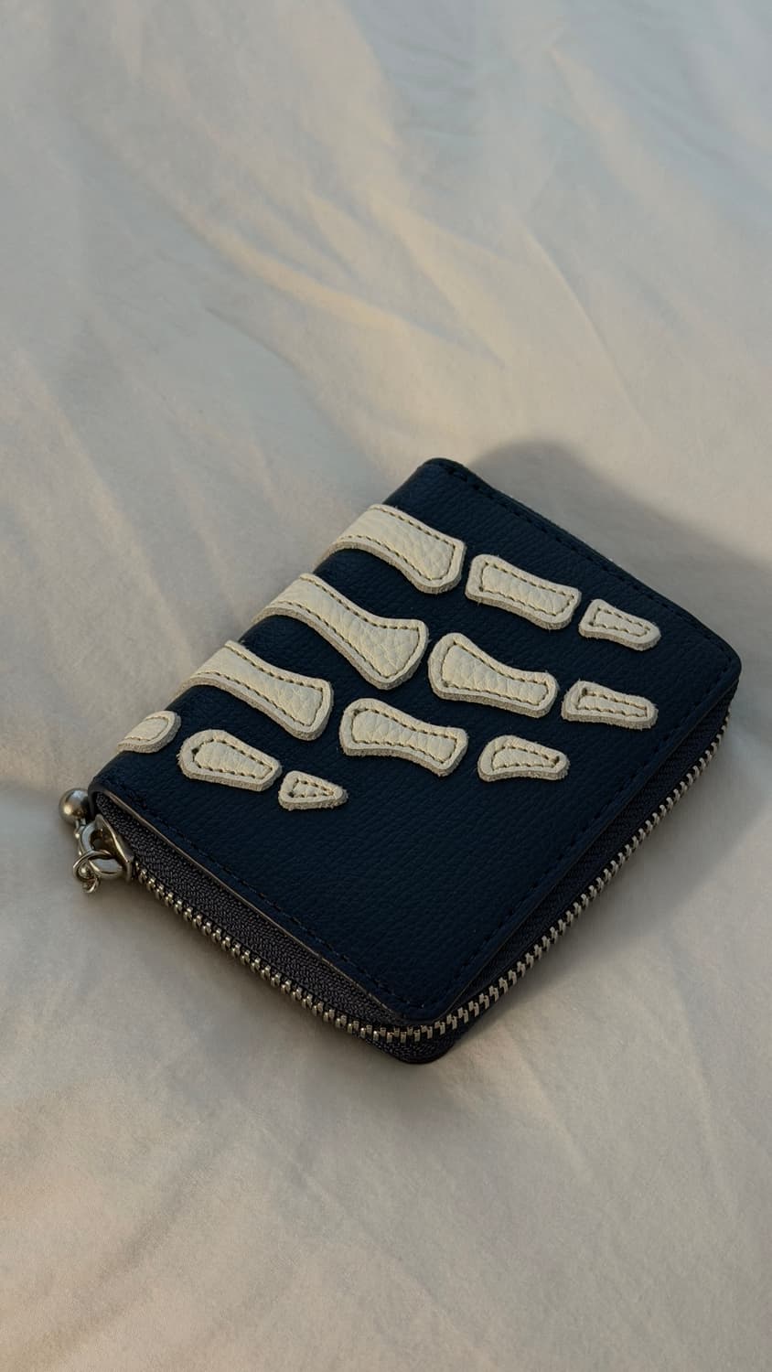 새상품) 캐피탈 떰즈 업 본 핸드 집 미니 월렛 네이비 지갑 상품이미지1