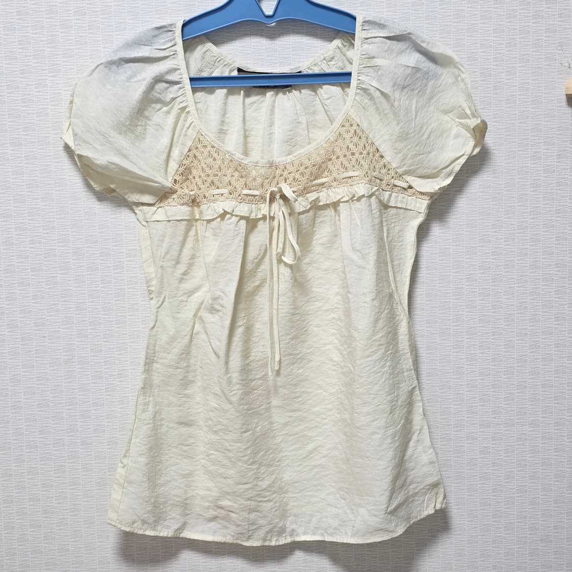 유럽빕티지) 모리걸st 라떼 아이보리 레이스니트짜임 퍼프 반팔블라우스 상품이미지1