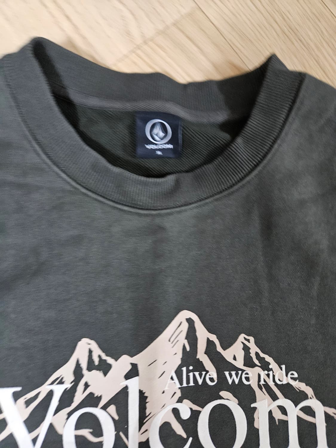 볼컴 맨투맨 카키 상품이미지3