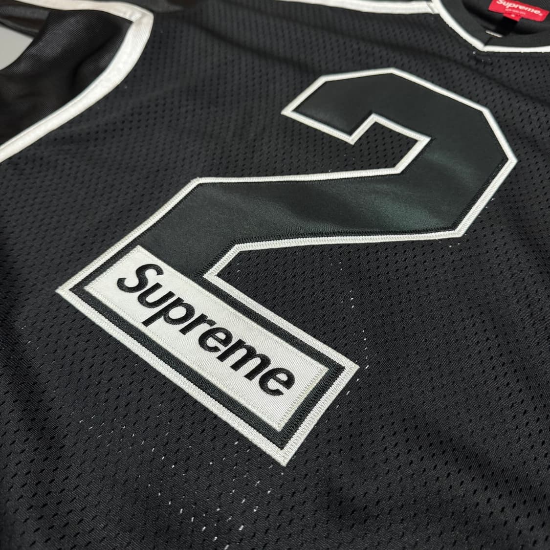 슈프림 21ss week13 블랙컬러 어보브 올 풋볼 매쉬 반팔 상품이미지4