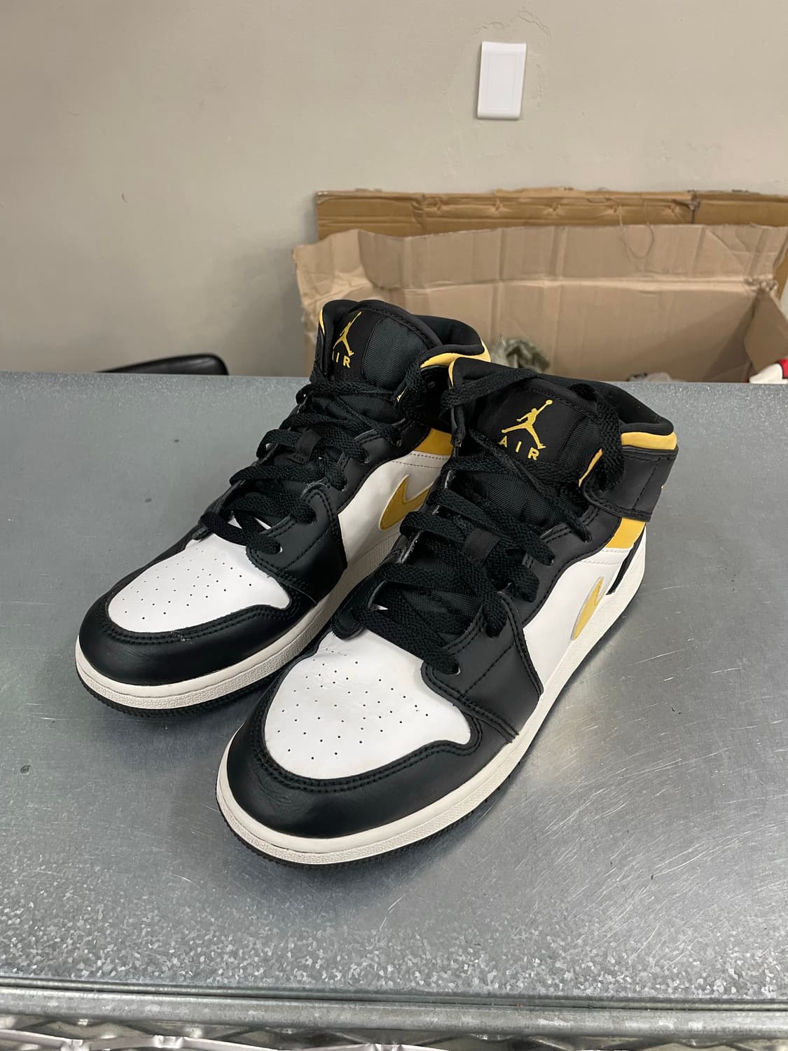 나이키 에어 조던 1 미드 폴른 250 상품이미지2