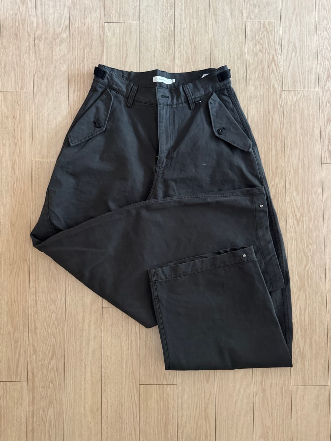 아르반 트리플 리프 커브드 팬츠 (차콜, 2사이즈) 상품이미지2