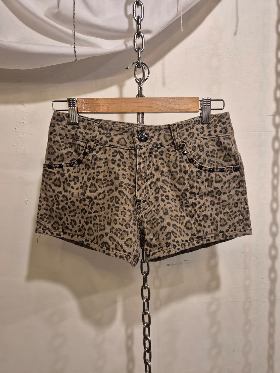 레오파드 패턴 스터드 베이지 숏팬츠 상품이미지1