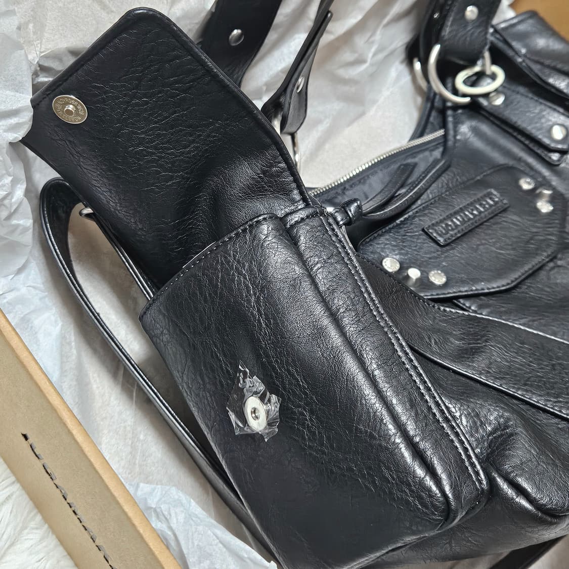 이우가마카라스 Studded Leather Shoulder Bag 상품이미지3