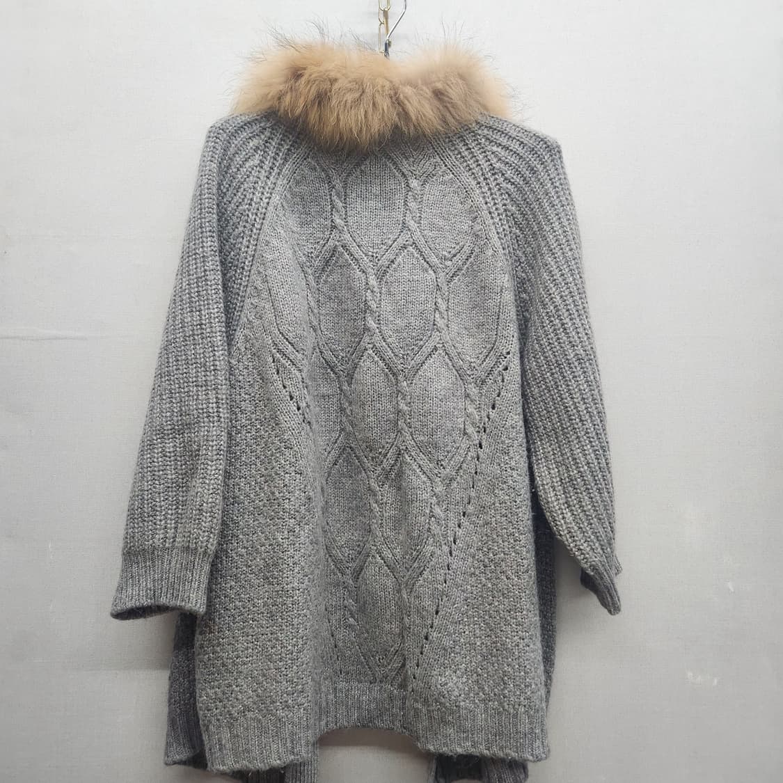 써스데이 아일랜드 라쿤퍼 망토가디건 FREE 상품이미지4