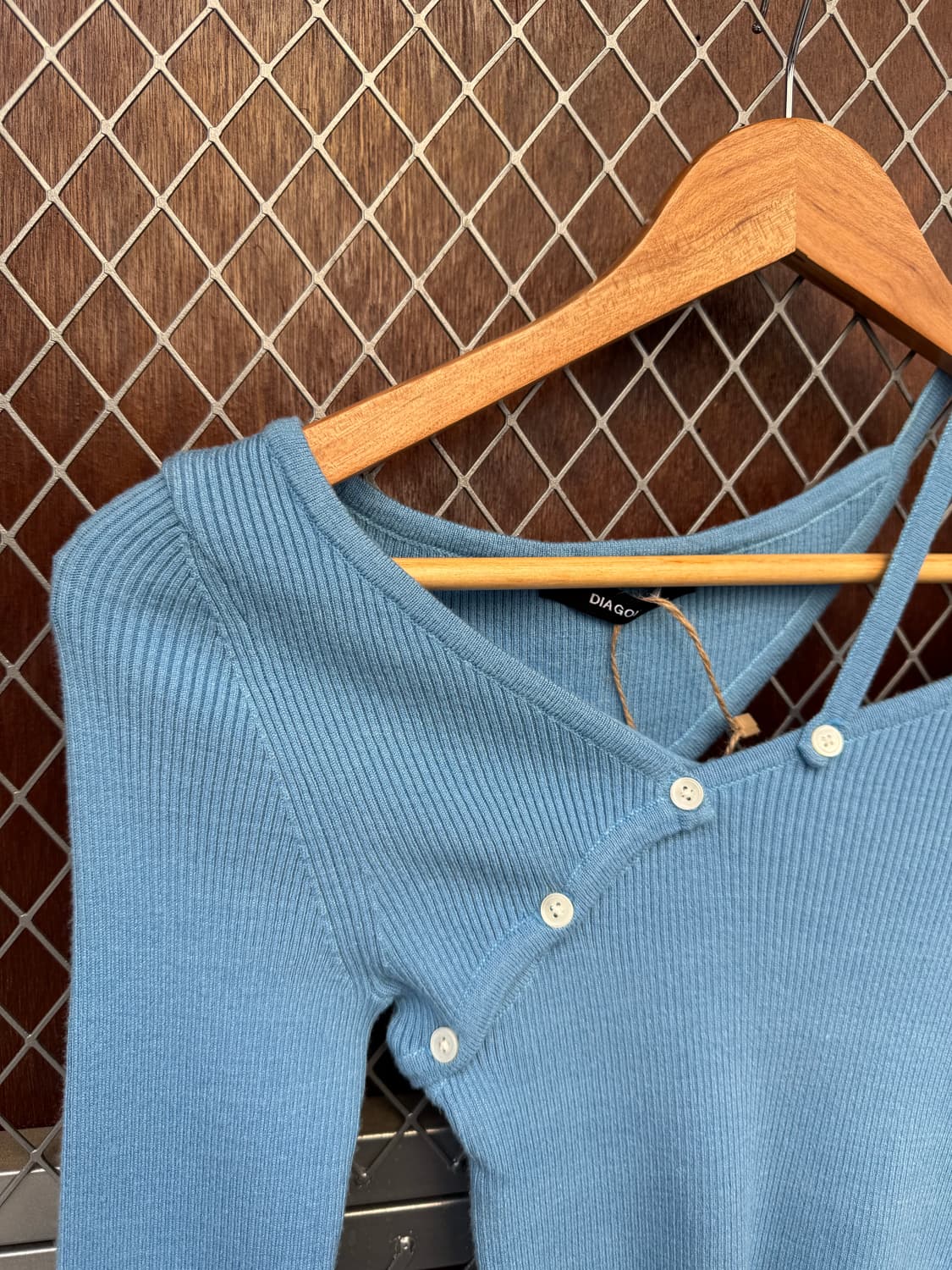 다이애그널 스트랩 버튼 스카이 숄더 트임 크롭 슬림 니트 롱 슬리브 상품이미지8