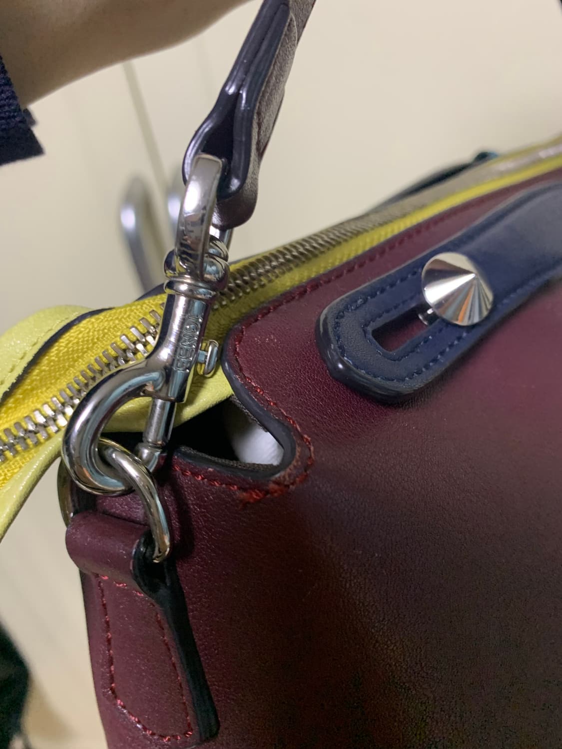 펜디 바이더웨이 버건디 숄더토트백.  정품 상품이미지9