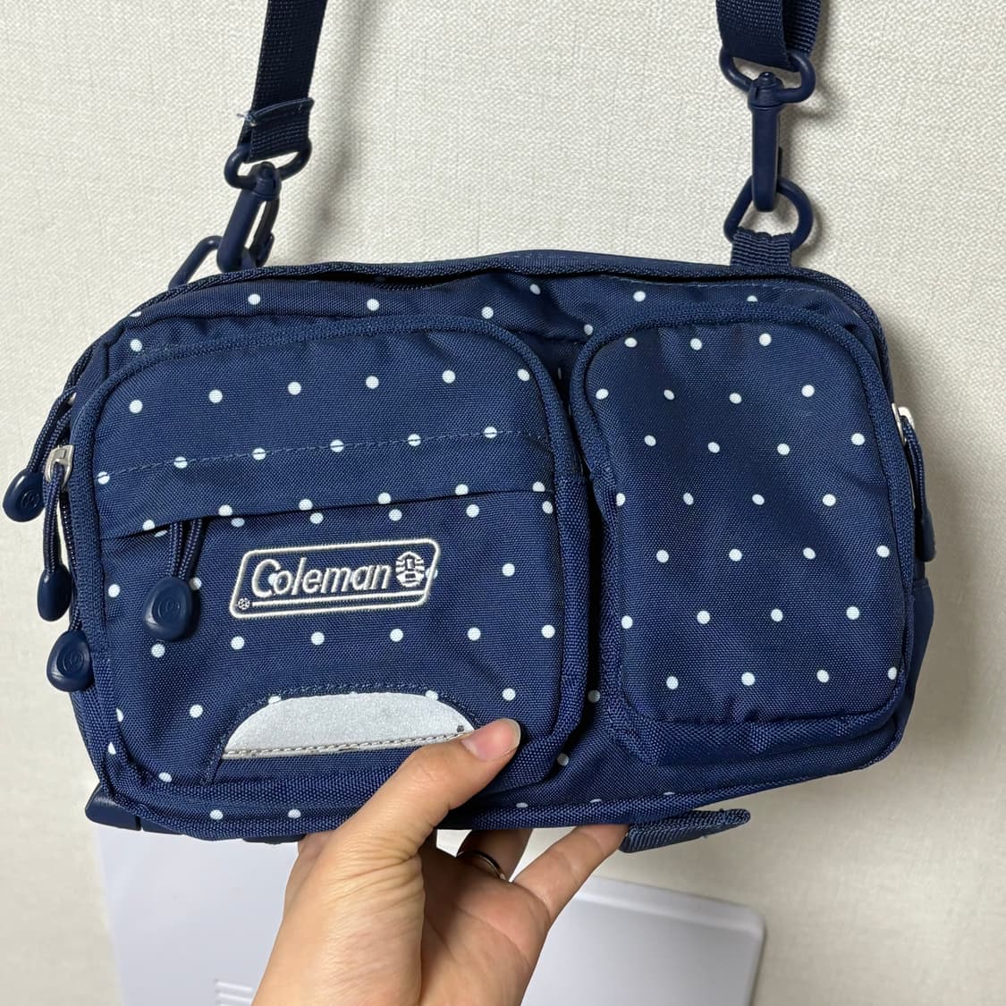 레어) 콜맨 도트 크로스백(네이비) 상품이미지4