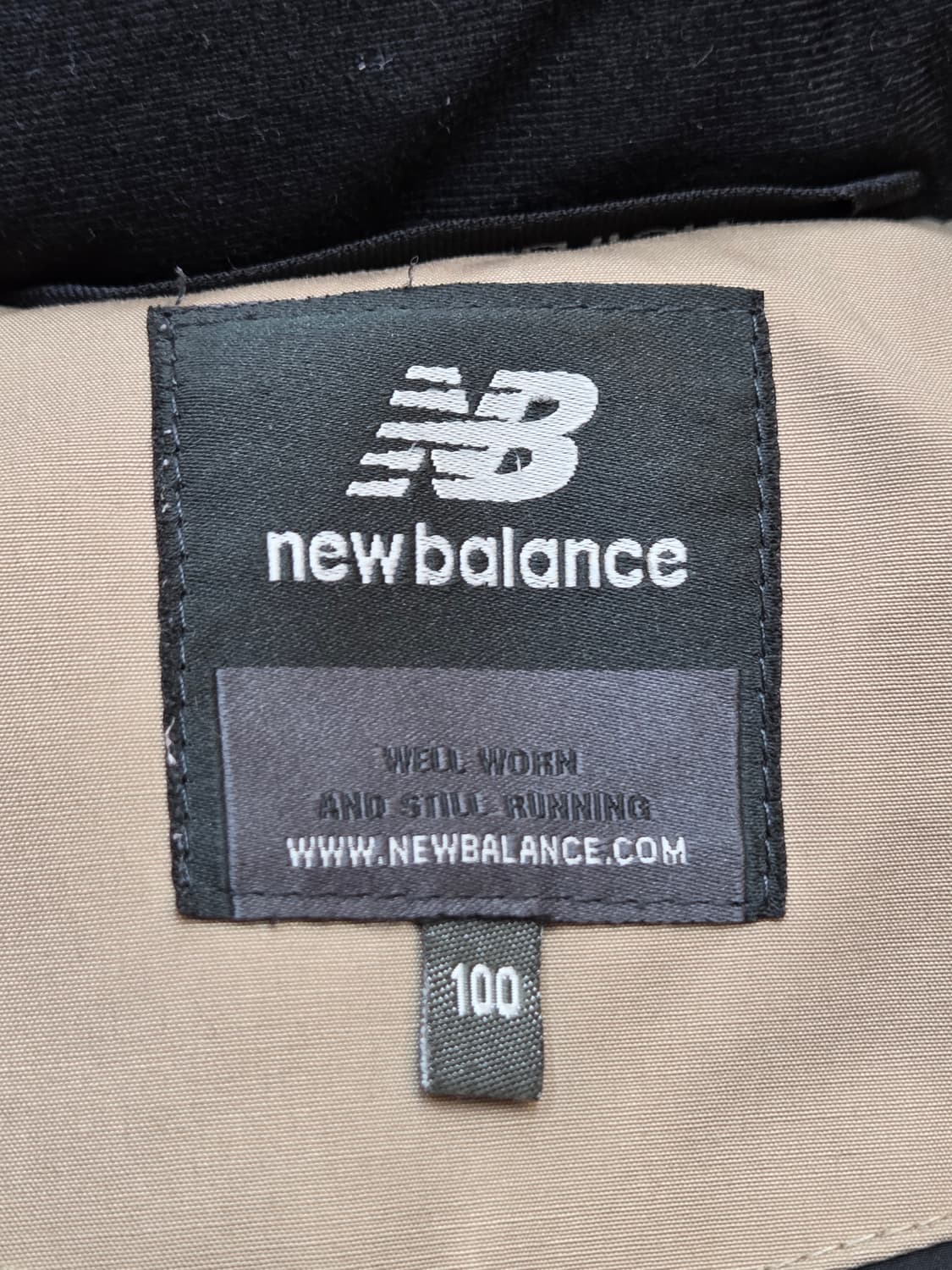 뉴발란스 키즈 남아 패딩 베이지색 100사이즈입니다. 털이 풍성한 후드가 상품이미지7