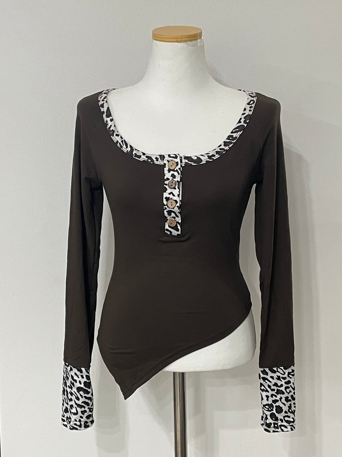 나눔) 브라운 호피 딱붙핏 언발 롱슬리브 라떼갸루 레오파드 초코 상품이미지1