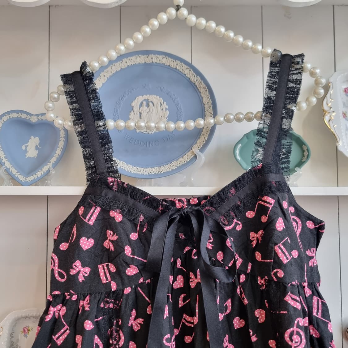 피스나우(PEACE NOW) 블랙 핑크 음표 스트랩 원피스 상품이미지3