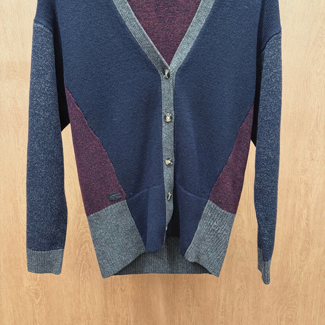 라코스테 브이넥 니트 가디건 와인 그레이 배색 레더 로고 탭 네이비 상품이미지5