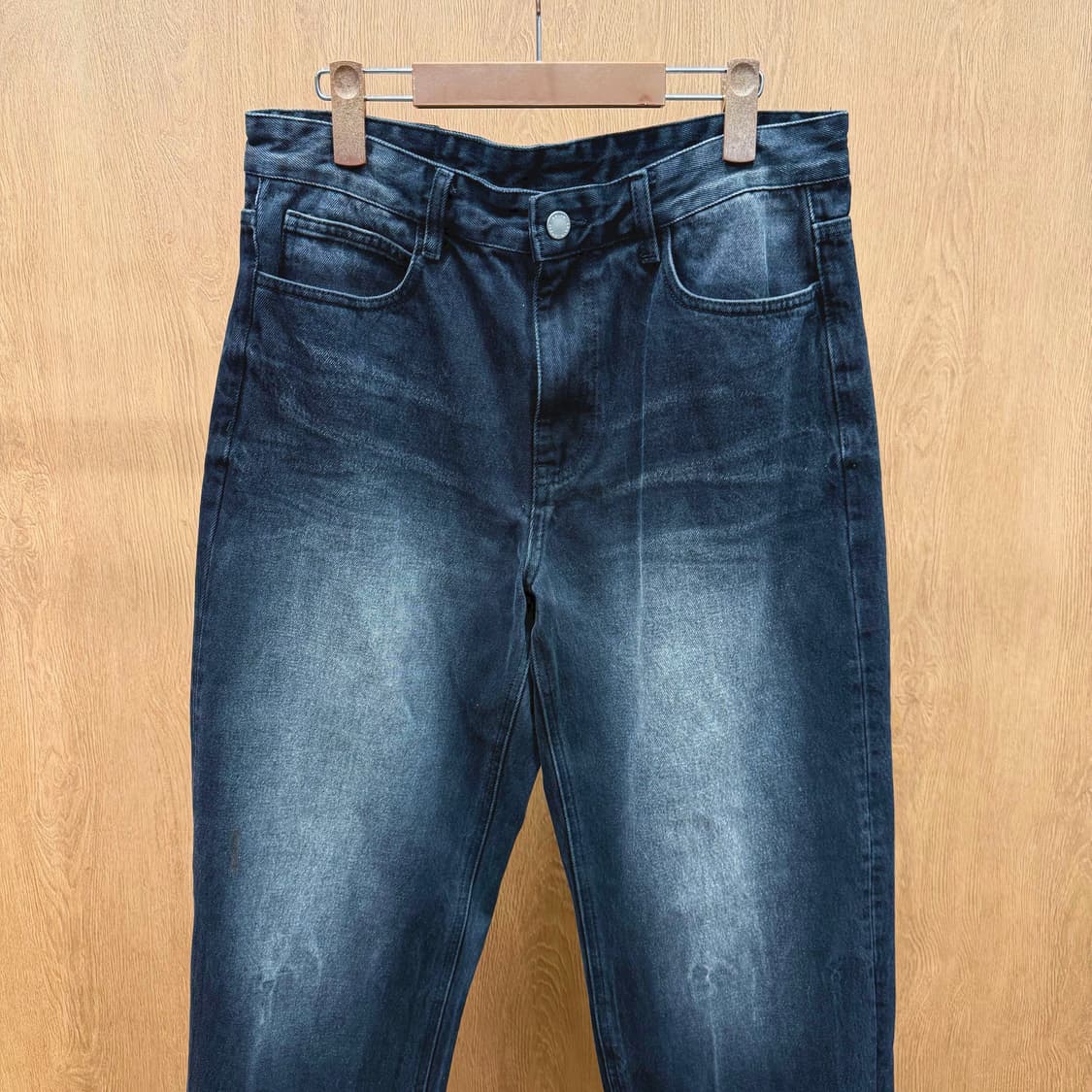 솔리드옴므 워싱 데님 팬츠 실버 로고 패치 디테일 벌룬 루즈핏 흑청 상품이미지4