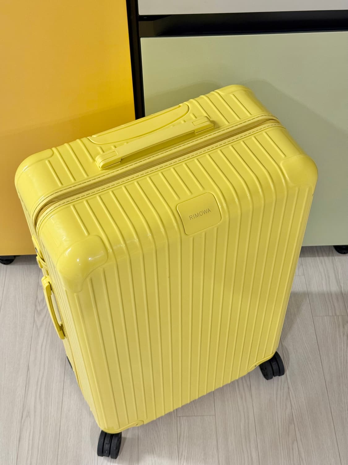 리모와 에센셜 옐로 체크인L 상품이미지4