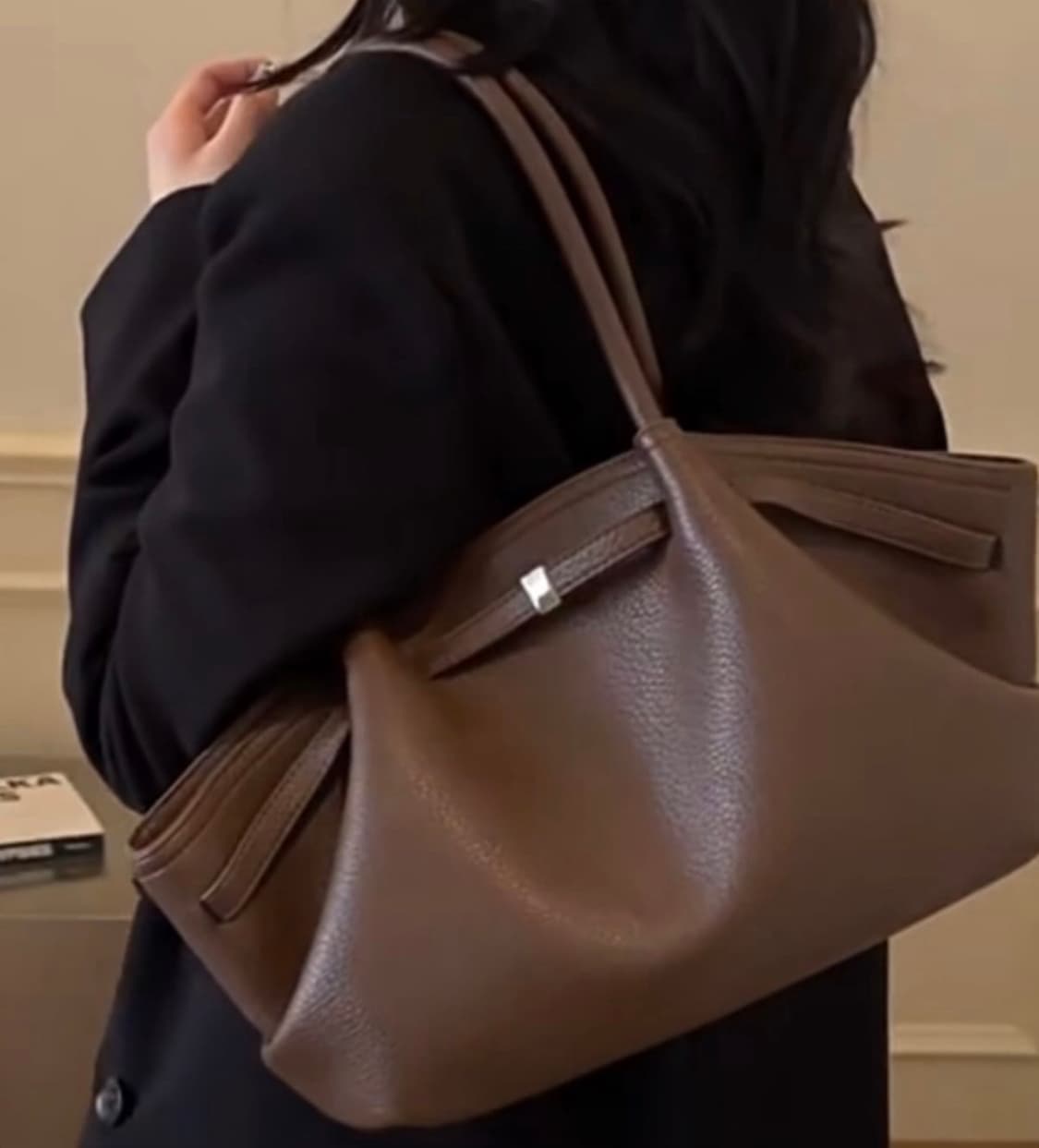로에미유 페블 라지 도트백 상품이미지1