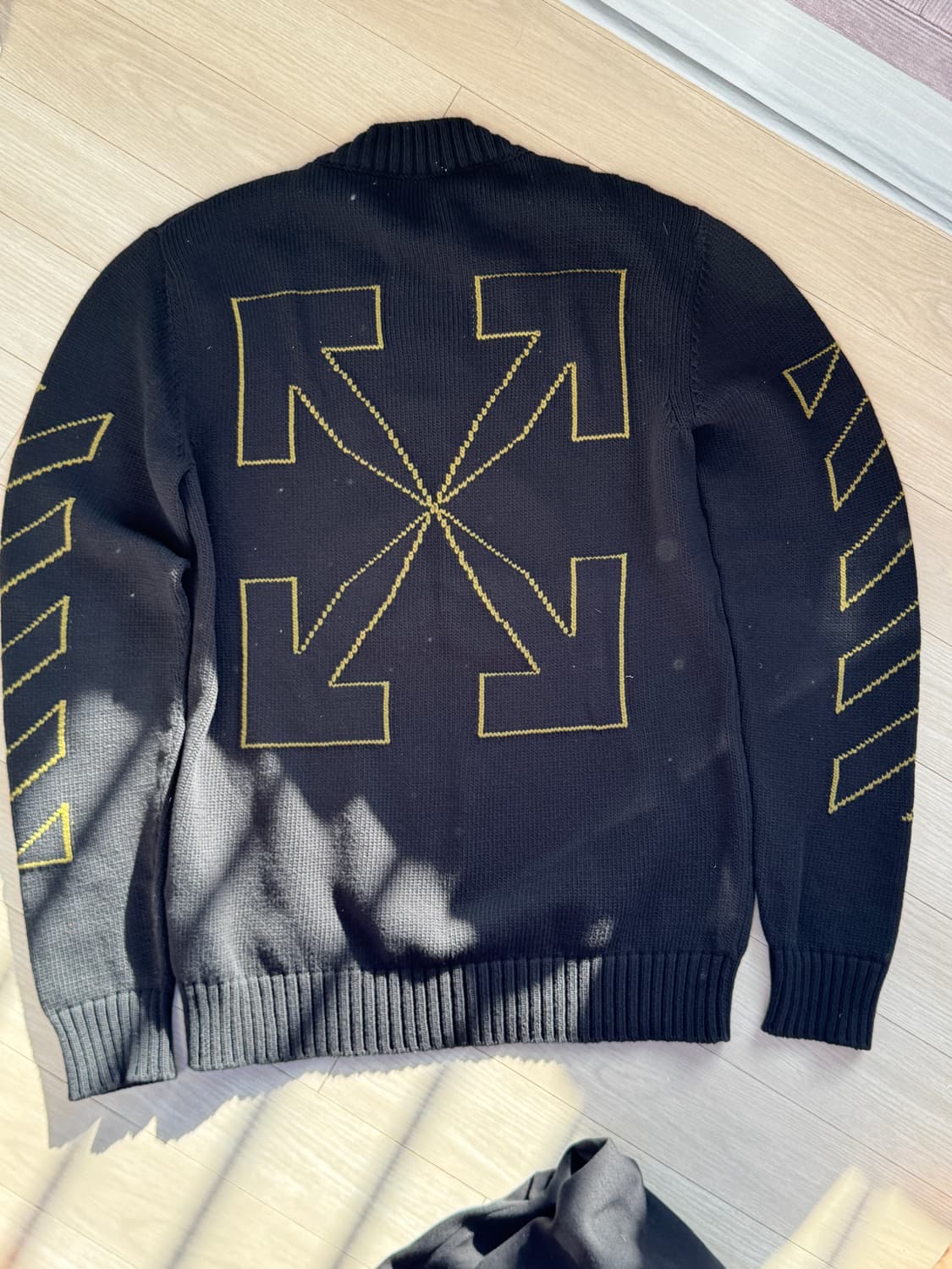 오프화이트 니트 상품이미지1