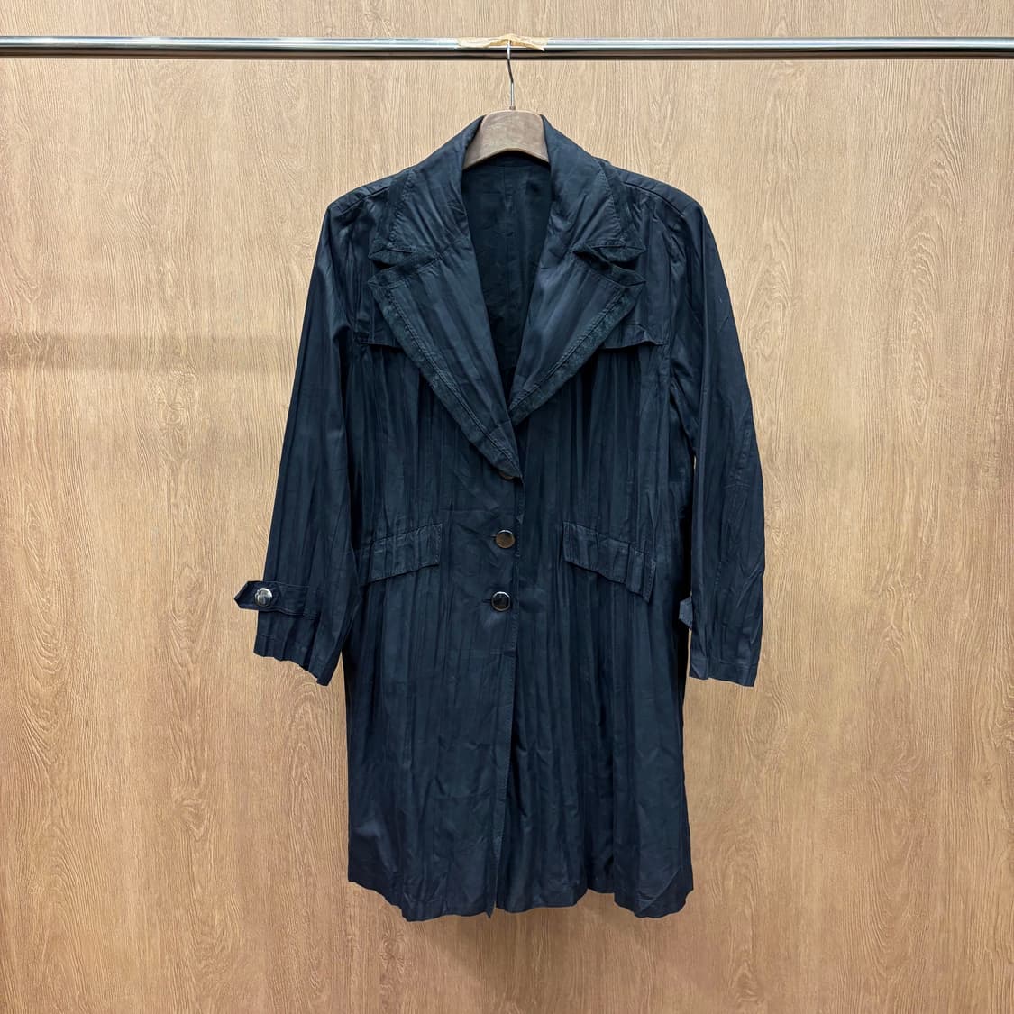 스피치오 싱글 코트 세로 플리츠 텍스처 소매 스트랩 포켓 디테일 블랙 상품이미지2