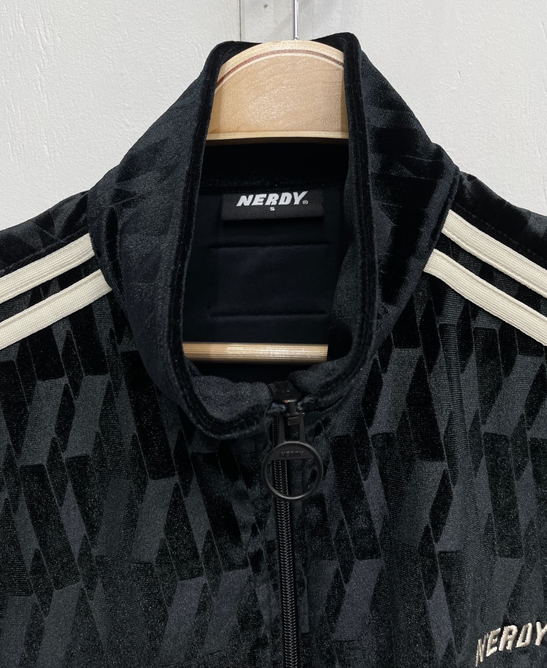 널디(NERDY) 로고 패턴 벨벳 트랙탑 자켓 상품이미지7