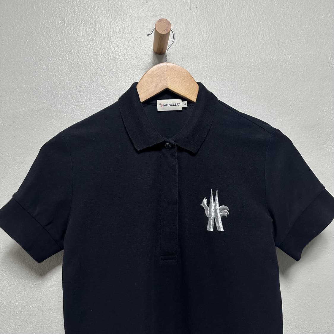 몽클레어 자수 로고 카라티 상품이미지2