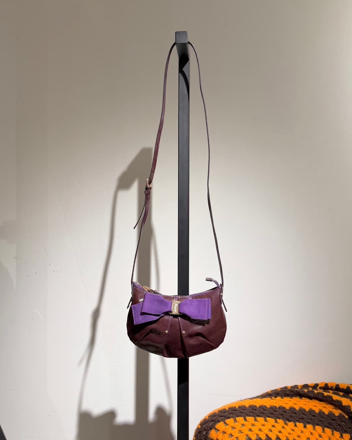 살바토레 페라가모 퍼플 바라 페이던트 레더 호보 크로스백 상품이미지1