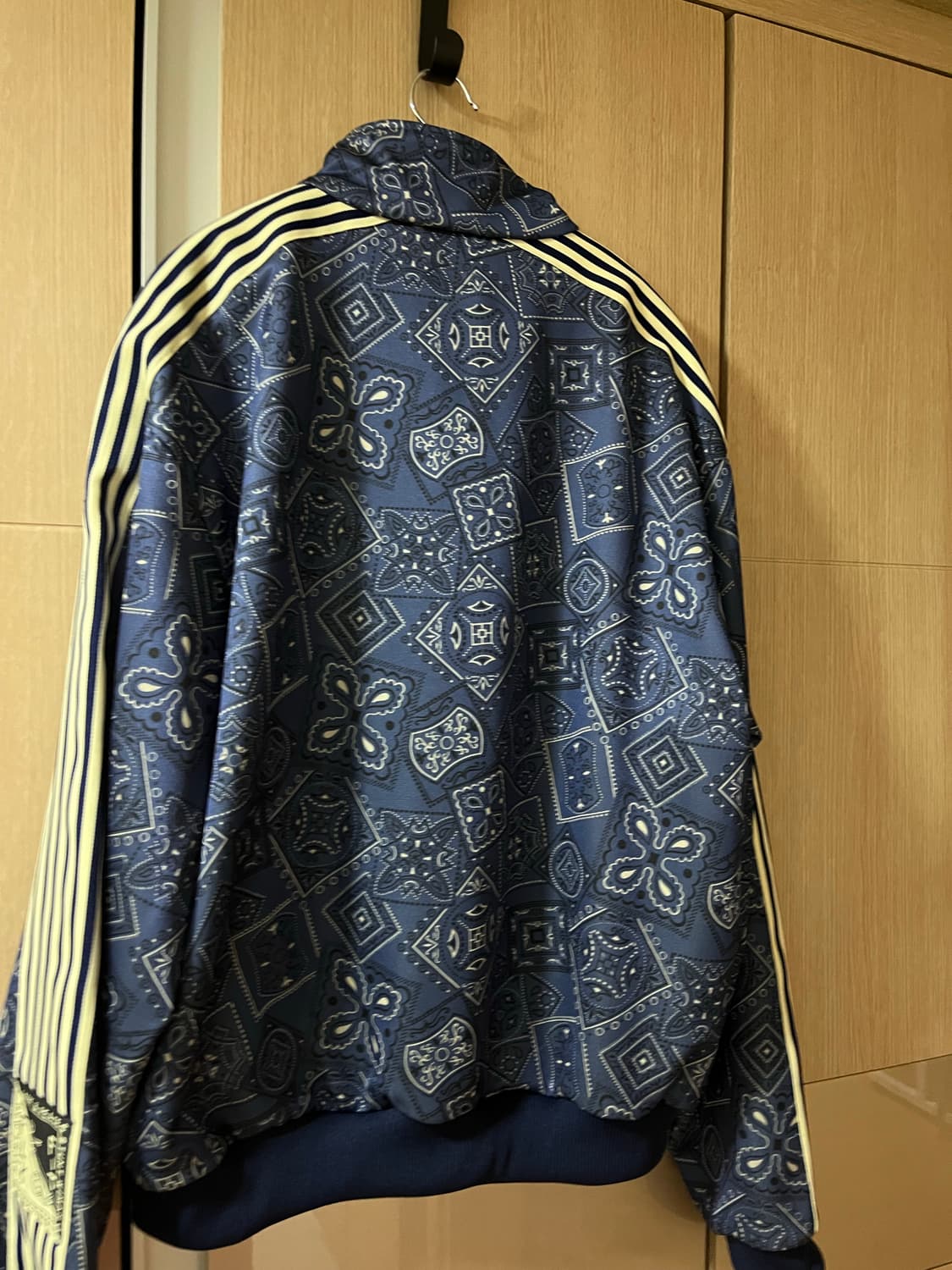 캐피탈 스무스 저지 쿠키 반다나 프린트 트랙 자켓 네이비 3사이즈 팝니다 상품이미지6