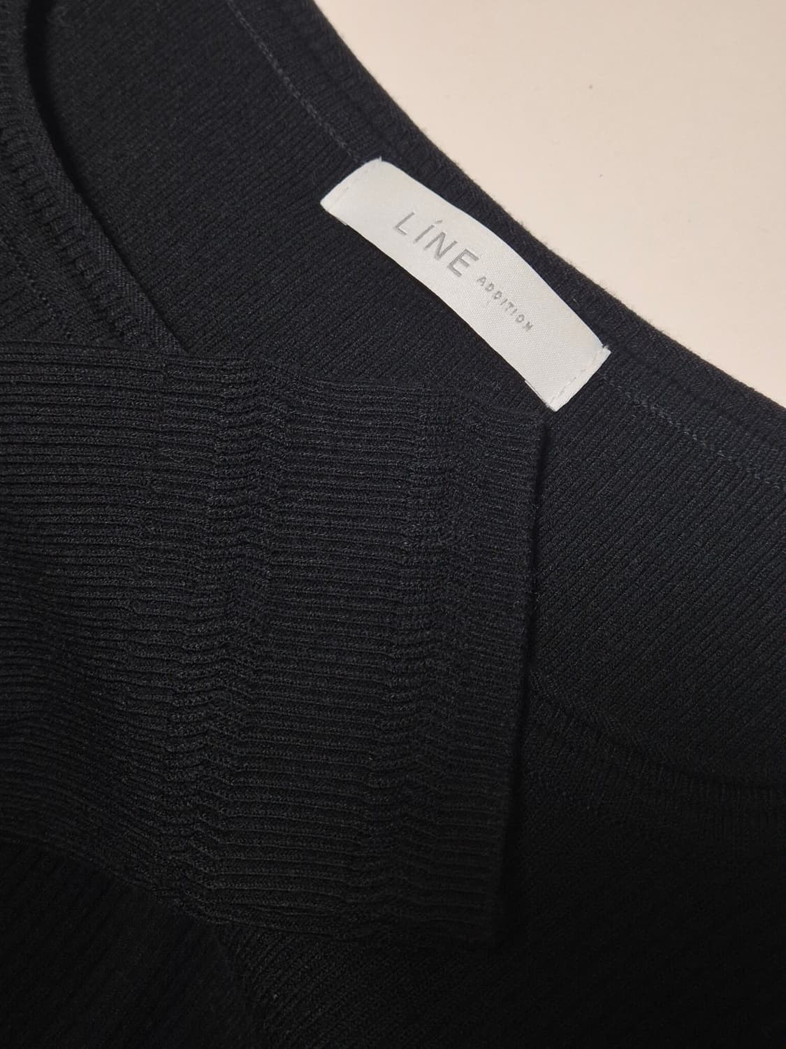 LINE 라인어디션 스퀘어넥 골지 자수 니트 블랙 상품이미지6