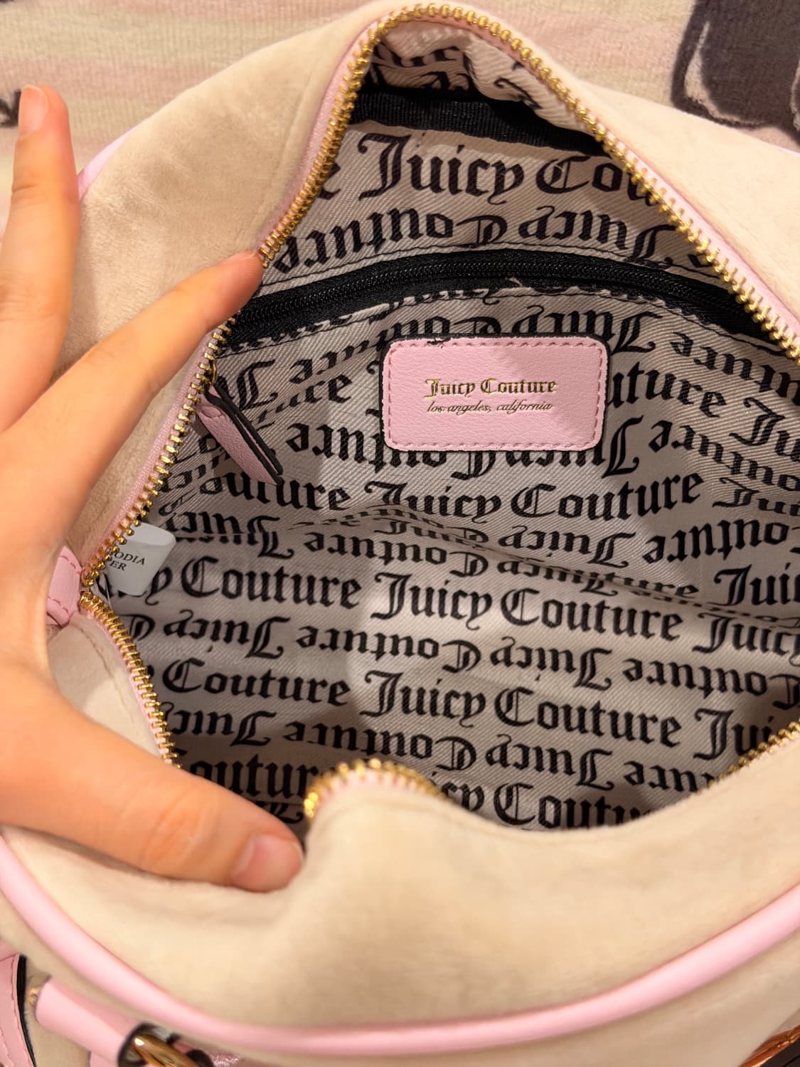 [신상✨블프세일] 쥬시꾸뀌르 라떼벨벳 왕관 핸드백 상품이미지4