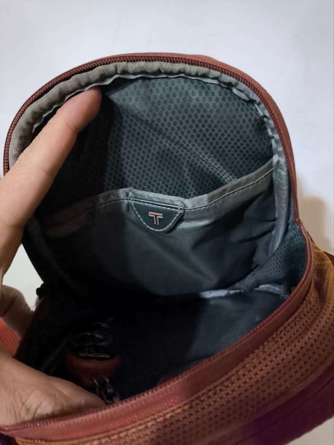 투미 티테크 미니크로스백 상품이미지7