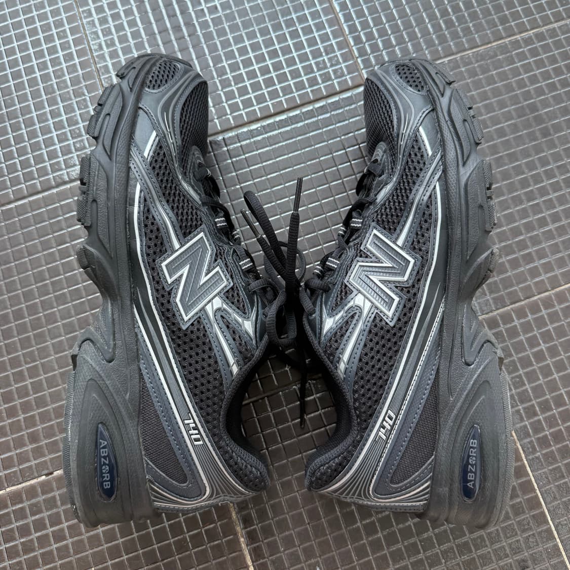 뉴발란스 740v2 블랙 실버 메탈릭 275 상품이미지4