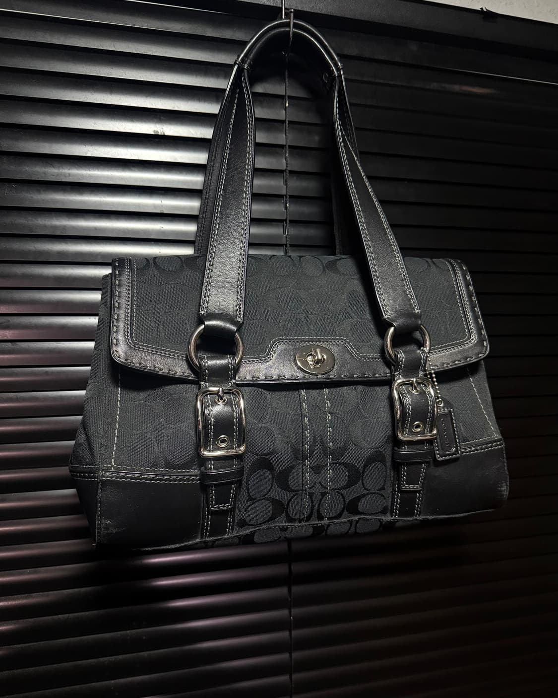 코치 시그니처 로고 패턴 블랙 가죽 버클 숄더백 고스 펑크 갸루 락시크 상품이미지2