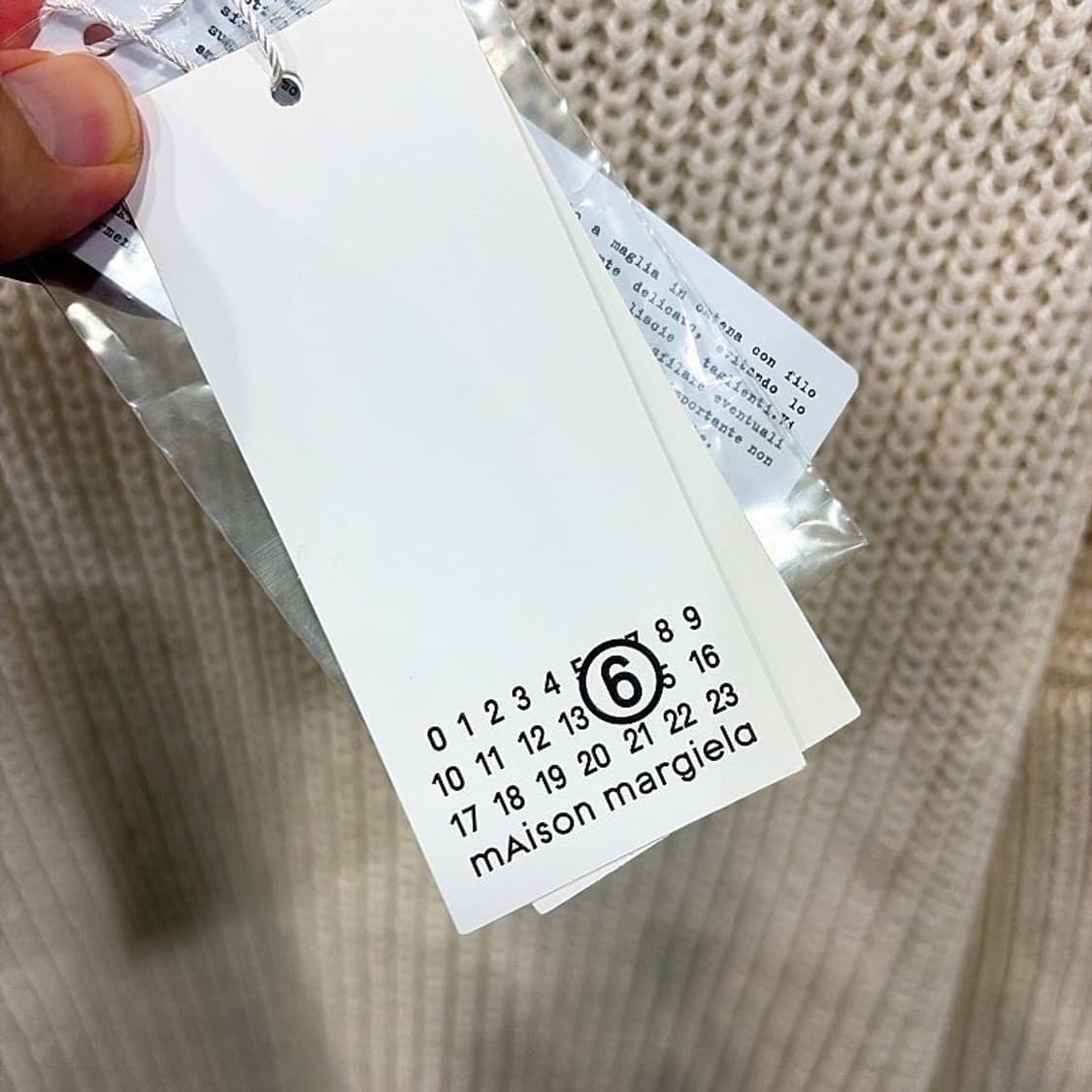 (정품/새상품) 마르지엘라 공용 오프화이트 데미지 레이어드 니트 상품이미지5