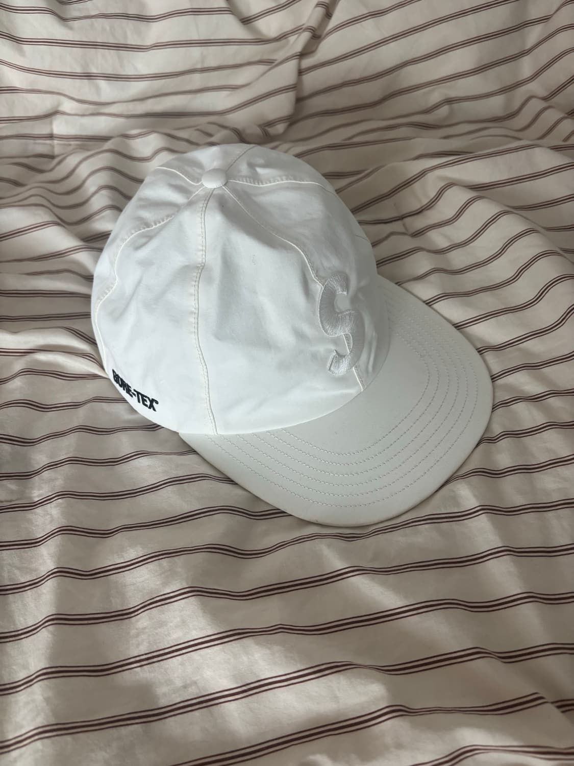 슈프림 고어텍스 화이트 캡 상품이미지1